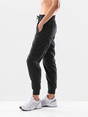 Aritzia Golden calibrate jogger